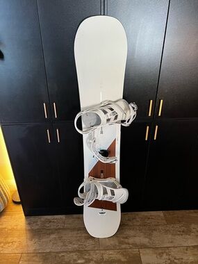 Burton Flight Attendant Snowboard with Burton Mission White Bindings
